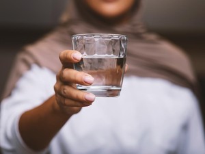 Minum Air Putih Bisa Menurunkan Kolesterol? Dokter Pastikan Hoax, Ini Faktanya