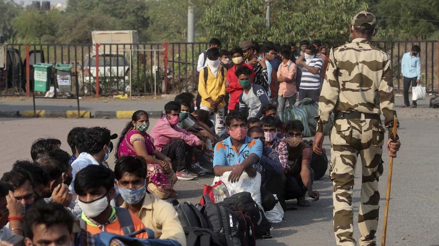 Antrian Swab tes Covid-19 di India. (AP/Rafiq Maqbool)