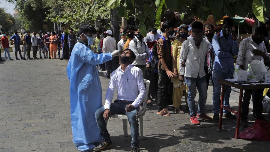 Antrian Swab tes Covid-19 di India. (AP/Rafiq Maqbool)