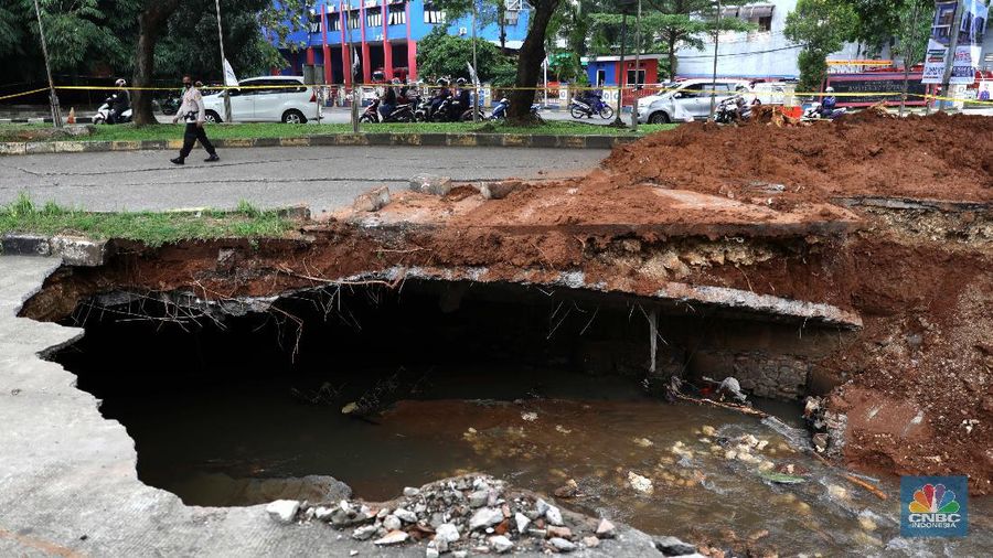Jalan di depan pertokoan GDC amblas. (CNBC Indonesia/Muhammad Sabki)