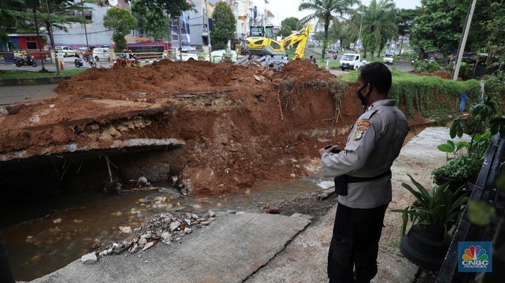 Jalan di depan pertokoan GDC amblas. (CNBC Indonesia/Muhammad Sabki) Jalan di depan pertokoan GDC amblas. (CNBC Indonesia/Muhammad Sabki)