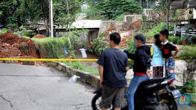 Jalan di depan pertokoan GDC amblas. (CNBC Indonesia/Muhammad Sabki)