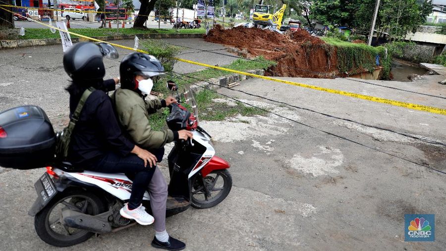 Jalan di depan pertokoan GDC amblas. (CNBC Indonesia/Muhammad Sabki)