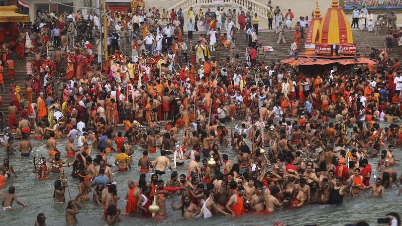 Masyarakat India menyelenggarakan festival keagamaan ditengah pandemi Covid-19. (AP/Karma Sonam)