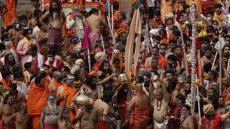 Masyarakat India menyelenggarakan festival keagamaan ditengah pandemi Covid-19. (AP/Karma Sonam)