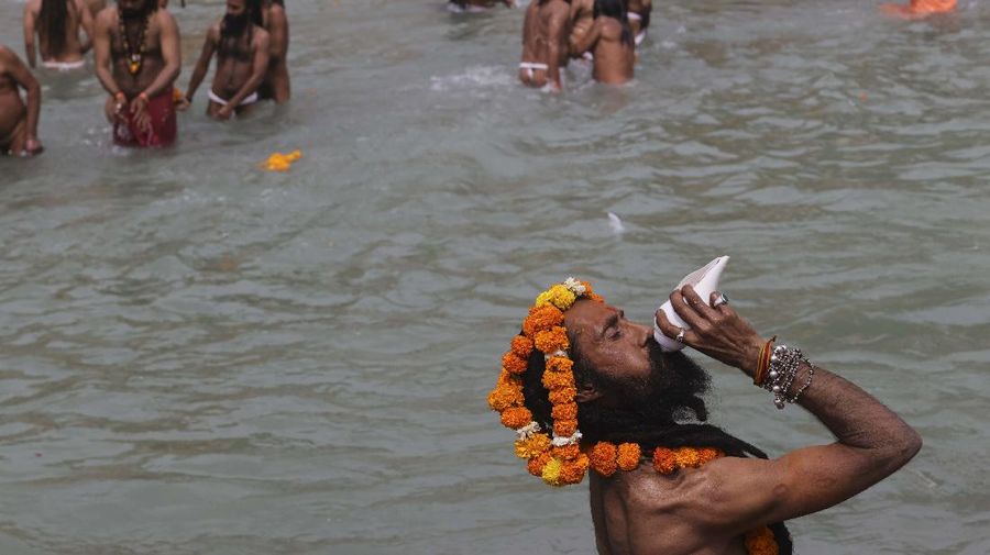 Masyarakat India menyelenggarakan festival keagamaan ditengah pandemi Covid-19. (AP/Karma Sonam)