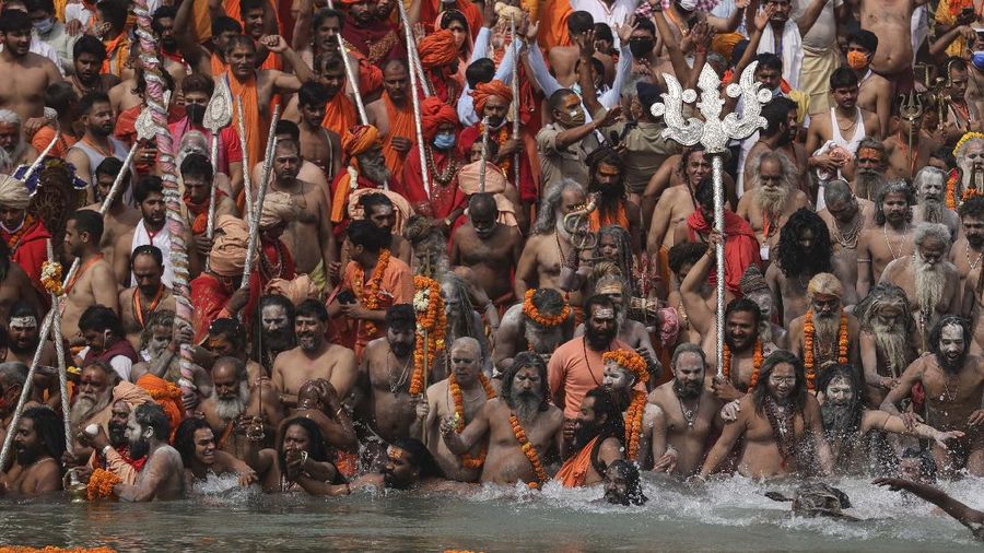 Masyarakat India menyelenggarakan festival keagamaan ditengah pandemi Covid-19. (AP/Karma Sonam)