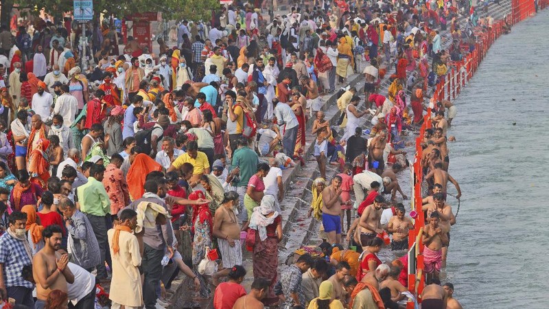 Masyarakat India menyelenggarakan festival keagamaan ditengah pandemi Covid-19. (AP/Karma Sonam)