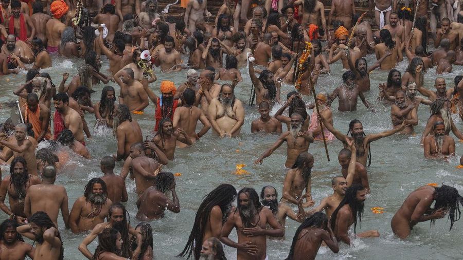 Masyarakat India menyelenggarakan festival keagamaan ditengah pandemi Covid-19. (AP/Karma Sonam)