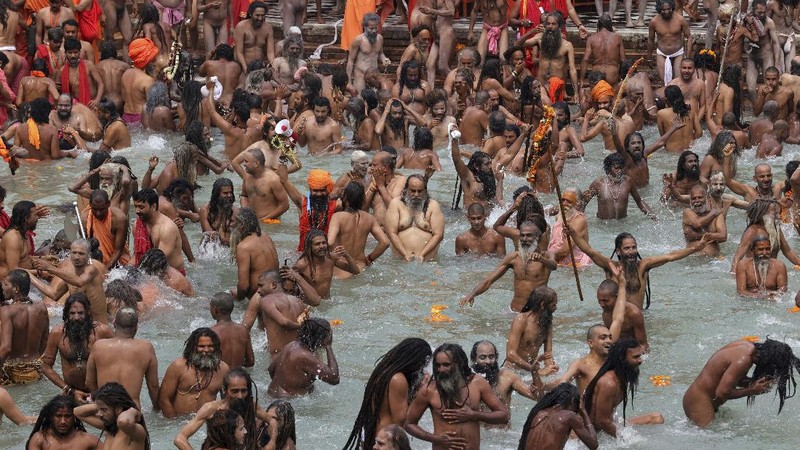 Masyarakat India menyelenggarakan festival keagamaan ditengah pandemi Covid-19. (AP/Karma Sonam)