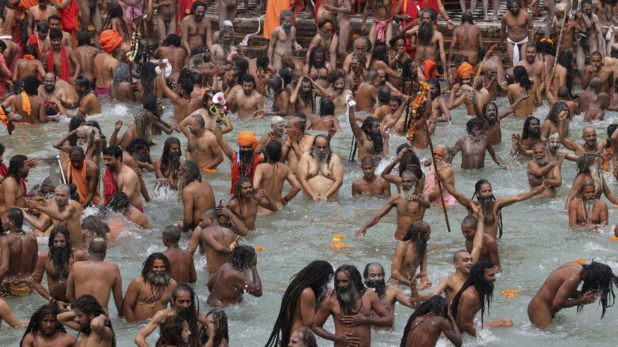Masyarakat India menyelenggarakan festival keagamaan ditengah pandemi Covid-19. (AP/Karma Sonam)