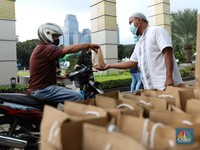 Penampakan Pembagian Takjil Drive Thru di Hari Pertama Puasa
