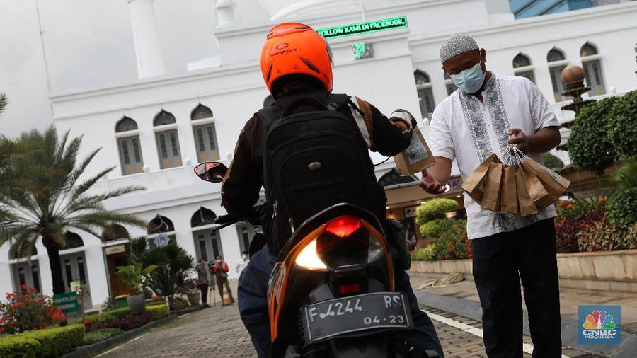 Pembaguan takjil Drive Thru. (CNBC Indonesia/Andrean Kristianto)