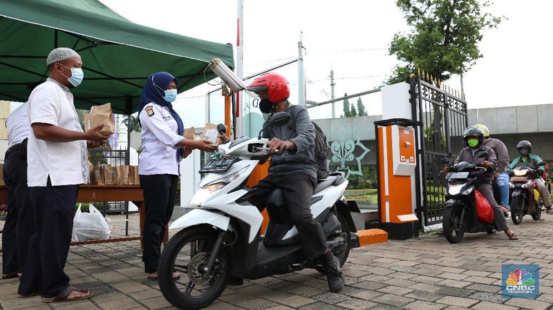 Pembaguan takjil Drive Thru. (CNBC Indonesia/Andrean Kristianto)