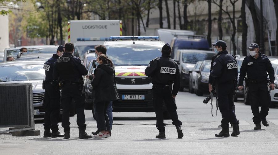 Satu orang tewas dan satu orang lainnya terluka dalam penembakan di luar rumah sakit di Paris, Prancis, pada Senin (12/4). (AP/Christophe Ena)