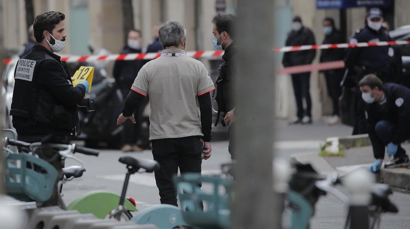 Satu orang tewas dan satu orang lainnya terluka dalam penembakan di luar rumah sakit di Paris, Prancis, pada Senin (12/4). (AP/Christophe Ena)