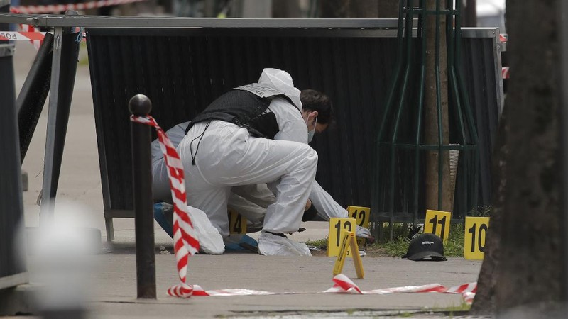 Satu orang tewas dan satu orang lainnya terluka dalam penembakan di luar rumah sakit di Paris, Prancis, pada Senin (12/4). (AP/Christophe Ena)