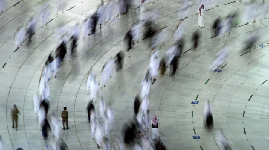 Sholat terawih pertama di Masjidil Haram. (AP/Amr Nabil)