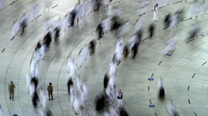 Sholat terawih pertama di Masjidil Haram. (AP/Amr Nabil) Sholat terawih pertama di Masjidil Haram. (AP/Amr Nabil)
