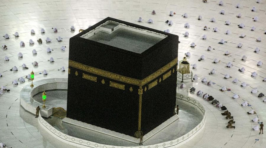 Sholat terawih pertama di Masjidil Haram. (AP/Amr Nabil)