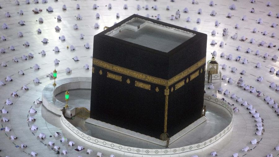 Sholat terawih pertama di Masjidil Haram. (AP/Amr Nabil)