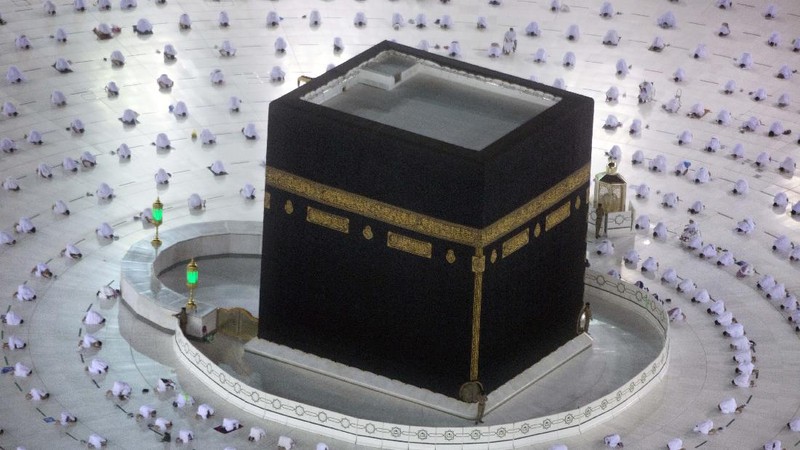 Sholat terawih pertama di Masjidil Haram. (AP/Amr Nabil)