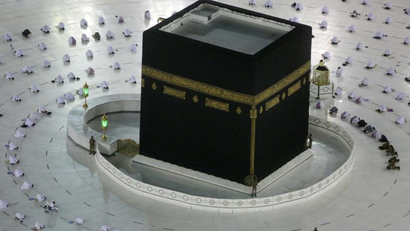 Sholat terawih pertama di Masjidil Haram. (AP/Amr Nabil)