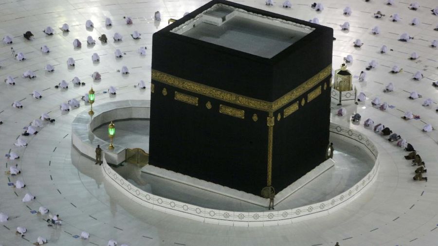 Sholat terawih pertama di Masjidil Haram. (AP/Amr Nabil)