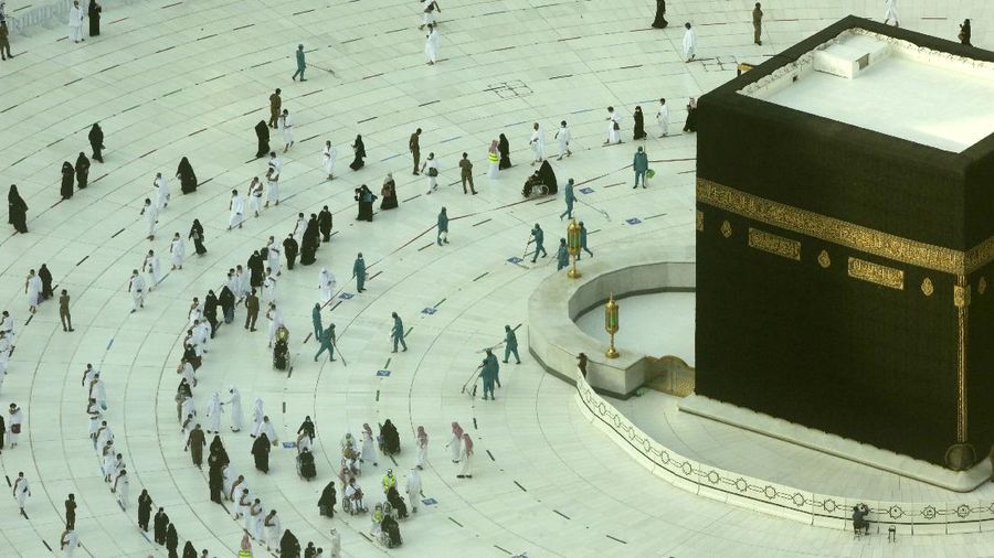 Sholat terawih pertama di Masjidil Haram. (AP/Amr Nabil)