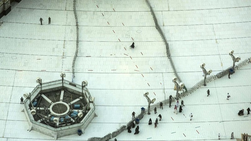 Sholat terawih pertama di Masjidil Haram. (AP/Amr Nabil)