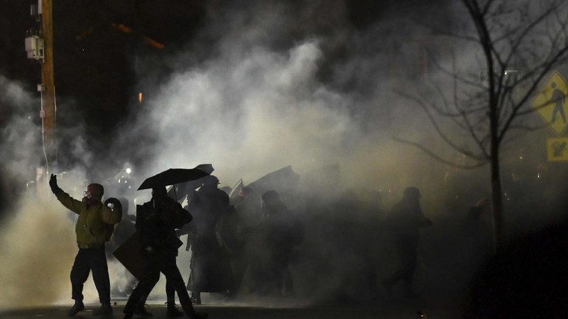 Aksi protes penembakan pria kulit hitam di Minneapolis berakhir ricuh. AP/John Minchillo