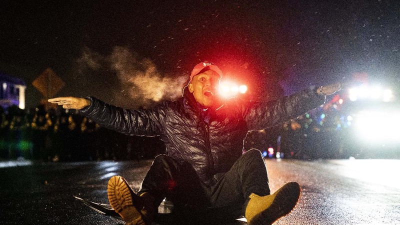 Aksi protes penembakan pria kulit hitam di Minneapolis berakhir ricuh. AP/John Minchillo
