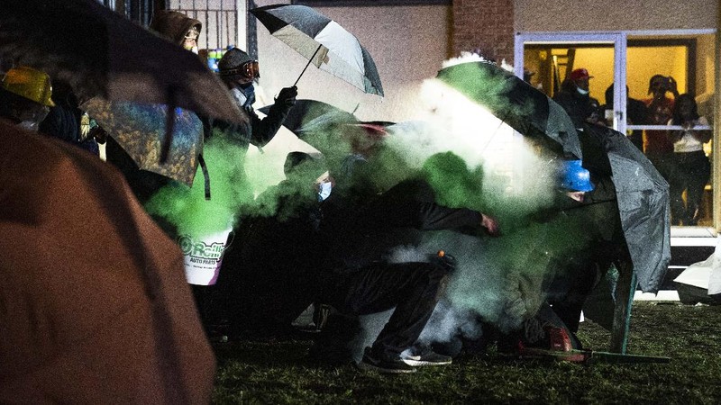 Aksi protes penembakan pria kulit hitam di Minneapolis berakhir ricuh. AP/John Minchillo