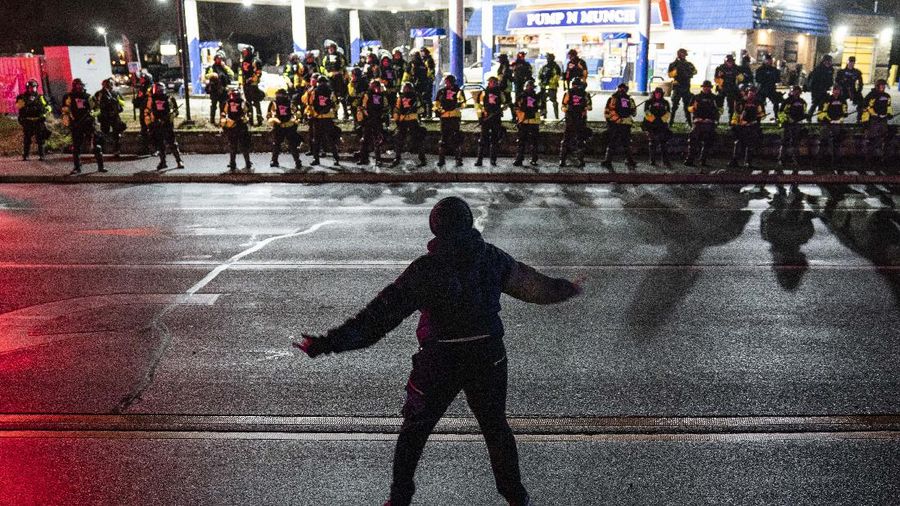 Aksi protes penembakan pria kulit hitam di Minneapolis berakhir ricuh. AP/John Minchillo