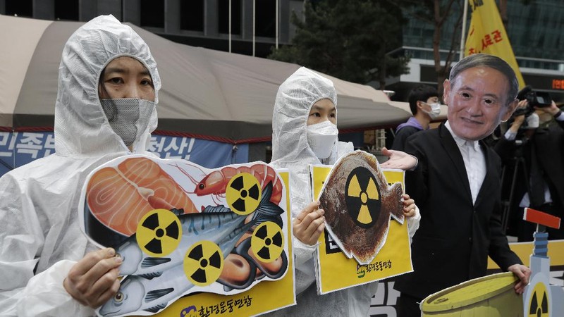 Pemandangan dari udara menunjukkan tangki berisi air yang terkontaminasi dan pembangkit listrik tenaga nuklir Fukushima Daiichi yang meleleh. AP/