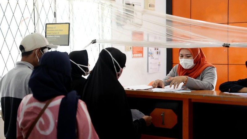 Warga Desa Cihowe, Ciseeng  mengantre saat pengambilan Bantuan Sosial Tunai (BST) di Kantor Pos Indonesia, dikawasan Parung, Bogor, Jawa Barat, Rabu (14/4/2021). Kementerian Sosial menekankan Bantuan Sosial Tunai (BST) bagi terdampak Covid-19 tak akan diperpanjang. BST terakhir disalurkan pada April 2021.