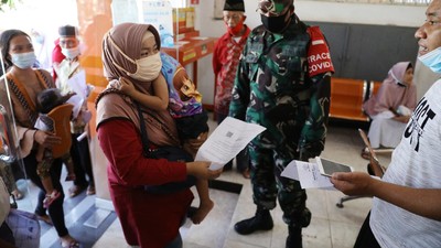 BST Kemensos RI (CNBC Indonesia/Muhammad Sabki) Warga Desa Cihowe, Ciseeng mengantre saat pengambilan Bantuan Sosial Tunai (BST) di Kantor Pos Indonesia, dikawasan Parung, Bogor, Jawa Barat, Rabu (14/4/2021). Kementerian Sosial menekankan Bantuan Sosial Tunai (BST) bagi terdampak Covid-19 tak akan diperpanjang. BST terakhir disalurkan pada April 2021.