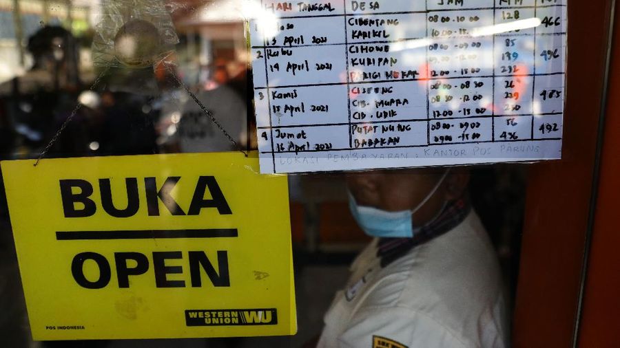 Warga Desa Cihowe, Ciseeng  mengantre saat pengambilan Bantuan Sosial Tunai (BST) di Kantor Pos Indonesia, dikawasan Parung, Bogor, Jawa Barat, Rabu (14/4/2021). Kementerian Sosial menekankan Bantuan Sosial Tunai (BST) bagi terdampak Covid-19 tak akan diperpanjang. BST terakhir disalurkan pada April 2021.