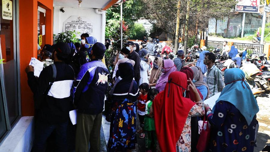 Warga Desa Cihowe, Ciseeng  mengantre saat pengambilan Bantuan Sosial Tunai (BST) di Kantor Pos Indonesia, dikawasan Parung, Bogor, Jawa Barat, Rabu (14/4/2021). Kementerian Sosial menekankan Bantuan Sosial Tunai (BST) bagi terdampak Covid-19 tak akan diperpanjang. BST terakhir disalurkan pada April 2021.