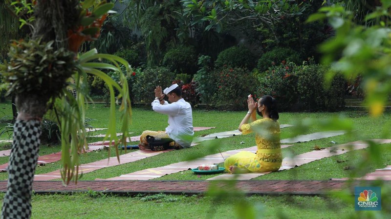 Hari Raya Galungan di Pura Amerta Jati, Cinere, Depok. (CNBC Indonesia/Andrean Kristianto)