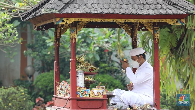 Hari Raya Galungan di Pura Amerta Jati, Cinere, Depok. (CNBC Indonesia/Andrean Kristianto)