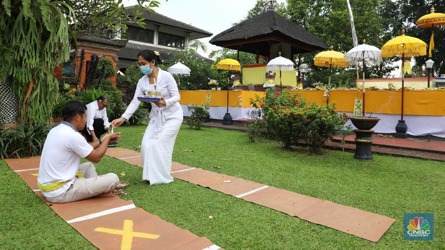 Hari Raya Galungan di Pura Amerta Jati, Cinere, Depok. (CNBC Indonesia/Andrean Kristianto)