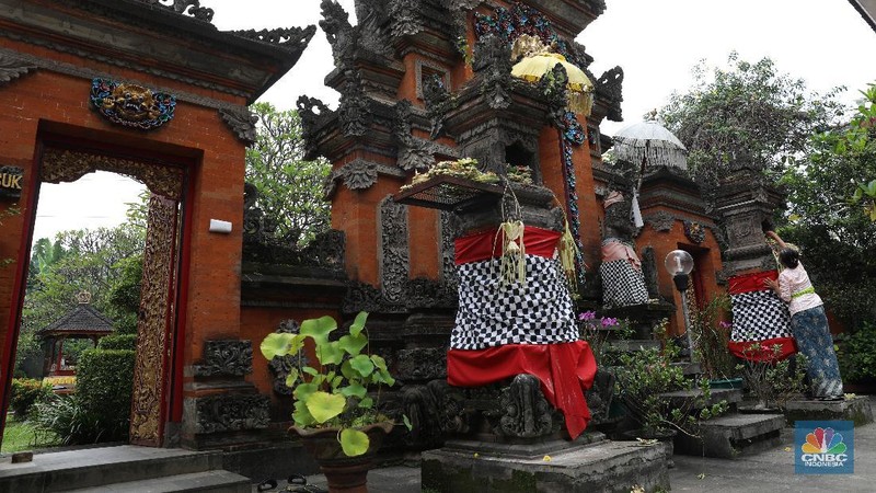 Hari Raya Galungan di Pura Amerta Jati, Cinere, Depok. (CNBC Indonesia/Andrean Kristianto)