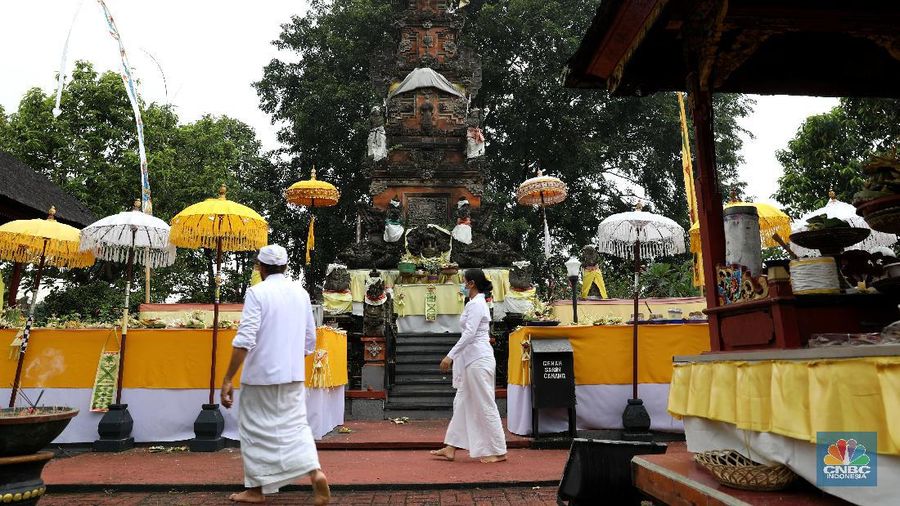 Hari Raya Galungan di Pura Amerta Jati, Cinere, Depok. (CNBC Indonesia/Andrean Kristianto)