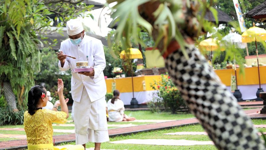 Hari Raya Galungan di Pura Amerta Jati, Cinere, Depok. (CNBC Indonesia/Andrean Kristianto)