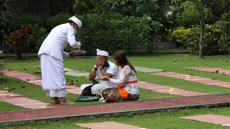 Hari Raya Galungan di Pura Amerta Jati, Cinere, Depok. (CNBC Indonesia/Andrean Kristianto)