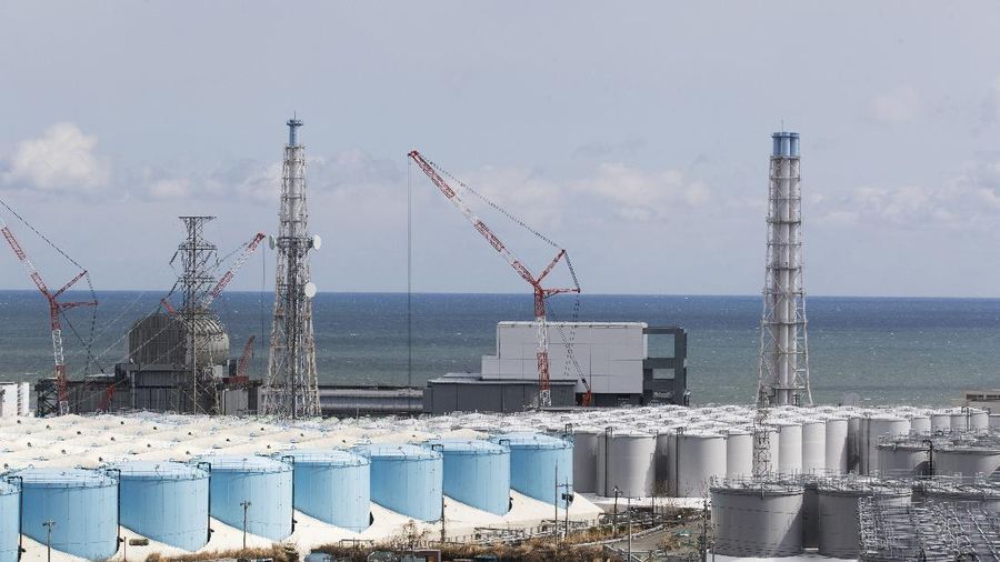 Pemandangan dari udara menunjukkan tangki berisi air yang terkontaminasi dan pembangkit listrik tenaga nuklir Fukushima Daiichi yang meleleh. AP/