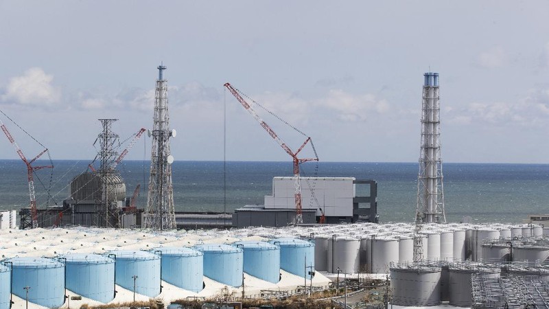 Pemandangan dari udara menunjukkan tangki berisi air yang terkontaminasi dan pembangkit listrik tenaga nuklir Fukushima Daiichi yang meleleh. AP/