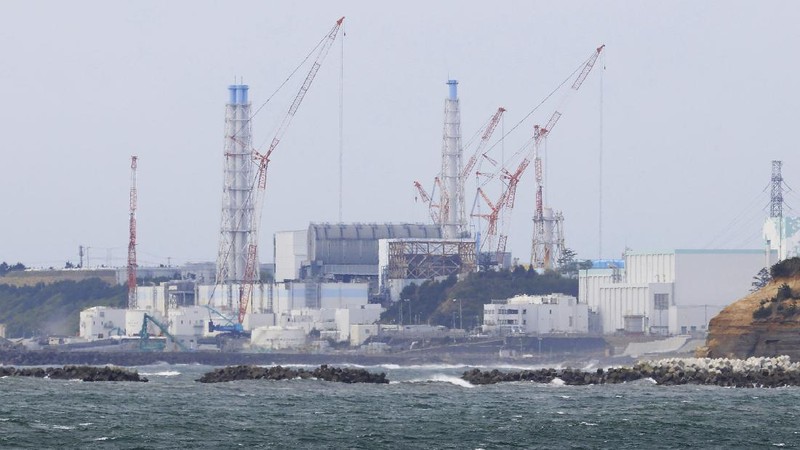 Pemandangan dari udara menunjukkan tangki berisi air yang terkontaminasi dan pembangkit listrik tenaga nuklir Fukushima Daiichi yang meleleh. AP/