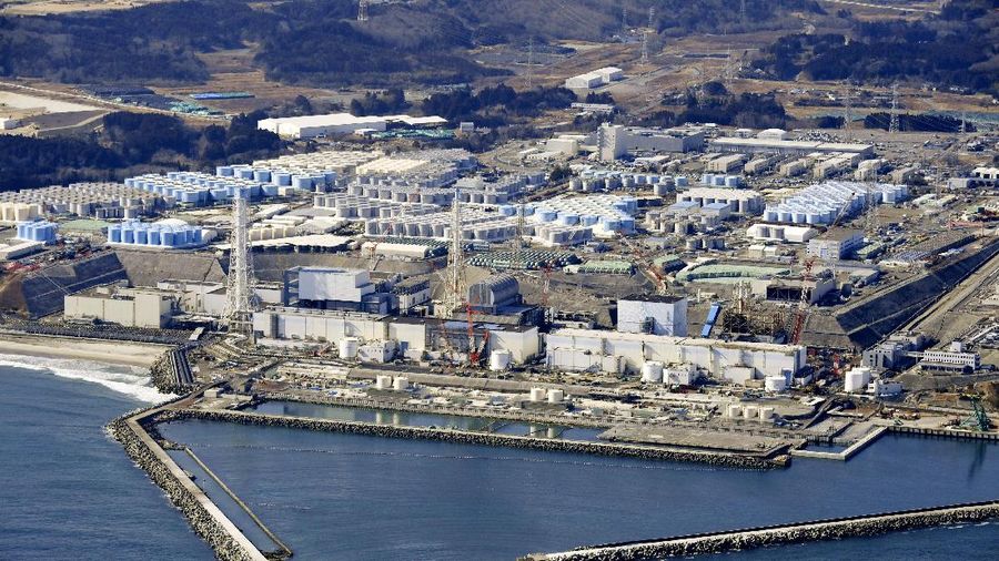 Pemandangan dari udara menunjukkan tangki berisi air yang terkontaminasi dan pembangkit listrik tenaga nuklir Fukushima Daiichi yang meleleh. AP/